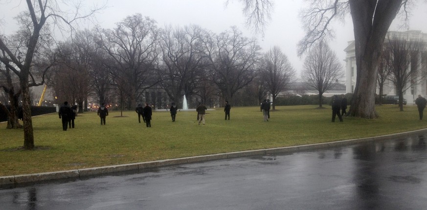 Nach dem Vorfall: Angestellte des Secret Services überprüfen den Rasen vor dem Weissen Haus