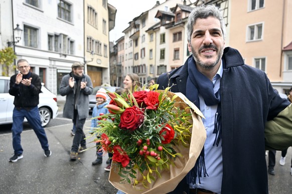 Simon Stocker (SP) strahlt nach seiner Wahl beim 2. Wahlgang des Staenderates in Schaffhausen am Sonntag, 19.November 2023. (KEYSTONE/Walter Bieri)