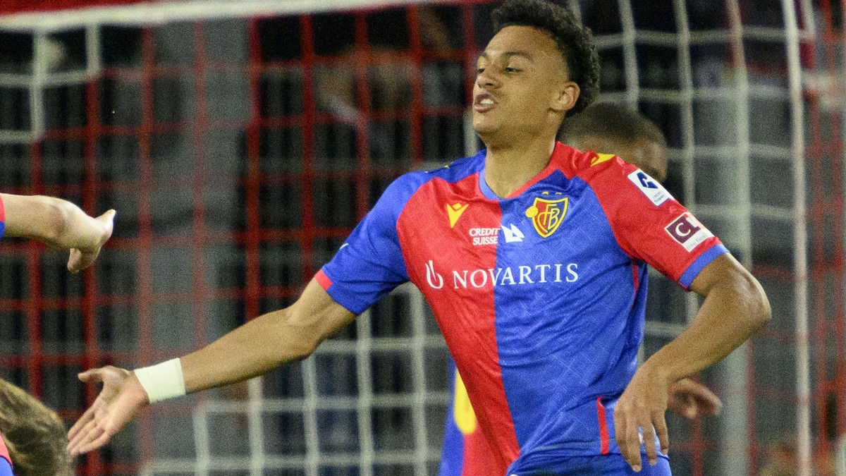 L'attaquant balois Dan Ndoye, droite, celebre son but du 2 a 0 avec l'attaquant balois Mohamed Zeki Amdouni, gauche, lors de la rencontre de football de Super League entre FC Sion et FC Base ...