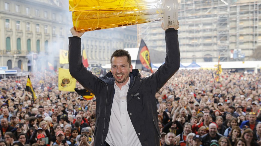 SCB Trainer Lars Leuenberger haelt den Meisterpokal hoch, bei der Meisterfeier des SCB am Samstag, 16. April 2016 auf dem Bundesplatz in Bern. (KEYSTONE/Peter Klaunzer)