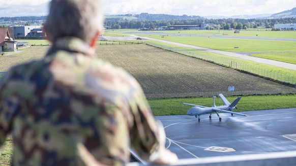 Eine Drohne des Aufklaerungsdrohnensystem 15 (ADS 15) der Armasuisse und Schweizer Armee auf dem Armee Flugplatz in Emmen am Donnerstag, 8. September 2022. (KEYSTONE/Urs Flueeler).