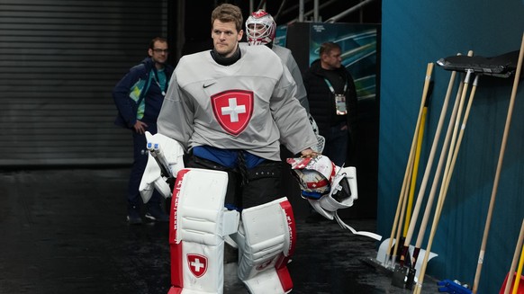 Switzerland's goalkeeper Leonardo Genoni arrives for men's ice hockey practice at the 2026 Winter Olympics, in Milan, Italy, Sunday, Feb. 8, 2026. (AP Photo/Carolyn Kaster)
Leonardo Genoni