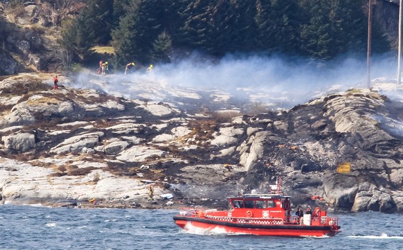 Rettungskräfte suchen bei der Insel Turøy nahe Bergen nach Überlebenden.<br data-editable="remove">