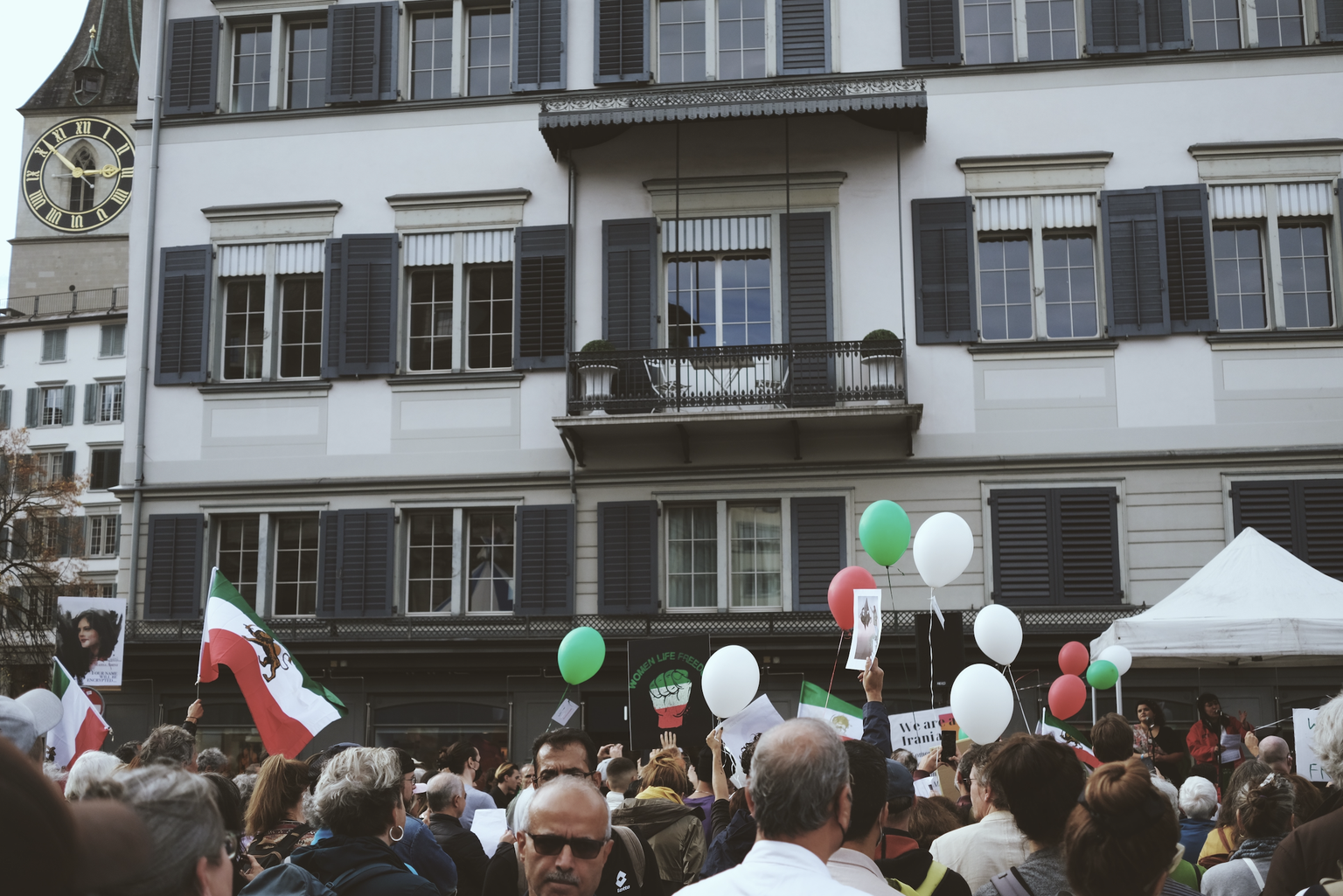 Auf dem Podium der Zürcher Rathausbrücke berichteten in der Schweiz lebende Iranerinnen von gewaltsamen Verhaftungen der sogenannten Sittenpolizei.