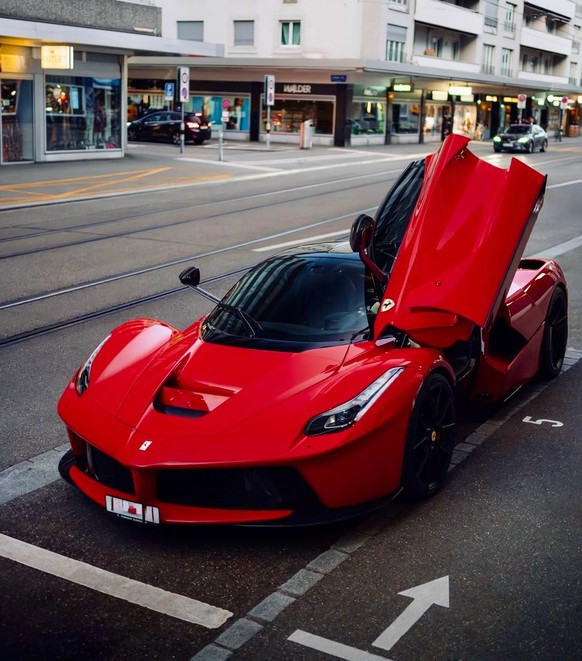 Random Laferrari in Zurich

https://www.instagram.com/supercars.zurich/