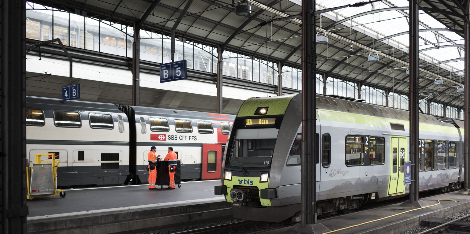 ARCHIVBILD ZUR KOMMUNIKATION DES BAV UEBER DIE VERGABE DER FERNVERKEHRSKONZESSIONEN UND DIE INTERREGIO-LINIEN, AM DIENSTAG, 12. JUNI 2018 - A SBB, left, and BLS train, right, at the train station in L ...