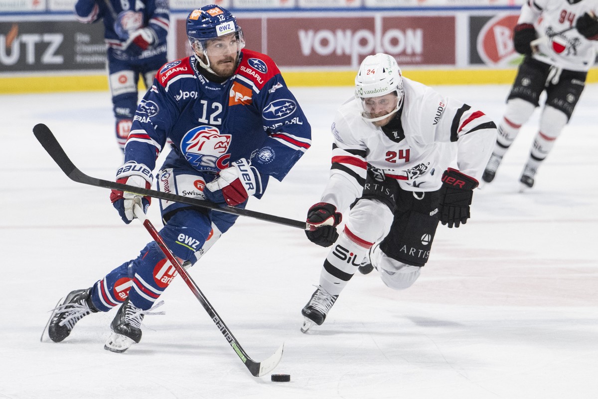 Yannick Zehnder (ZSC) (links) kaempft um den Puck gegen Dominik Kahun (LHC) (rechts) im vierten Playoff Halbfinal Eishockeyspiel der National League zwischen den ZSC Lions und dem HC Davos, am Samstag ...