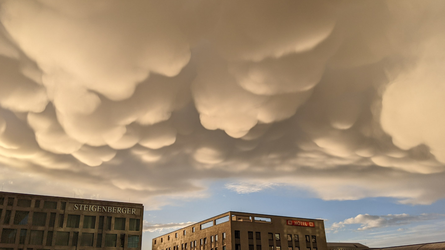 Mammatuswolken: Der Berliner Himmel wurde gestern Abend von einem wunderbaren Naturphänomen geschmückt.