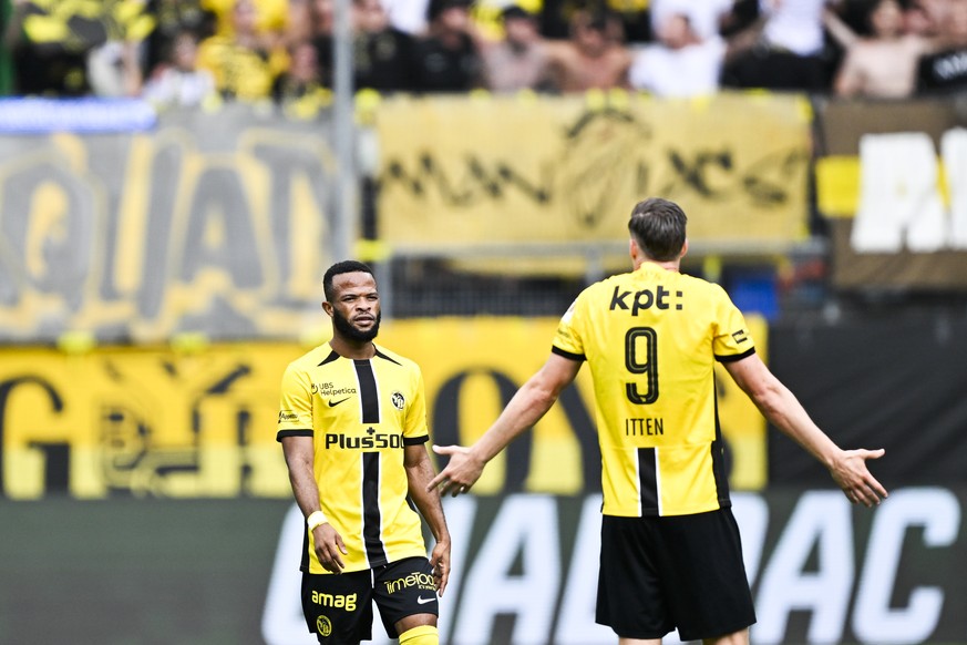 Meschack Elia (YB), links, und Cedric Itten nach dem 0-1, im Fussball Meisterschaftsspiel der Swiss Super League zwischen dem FC St. Gallen und den BSC Young Boys, am Sonntag, 28. Juli 2024, im kybunp ...