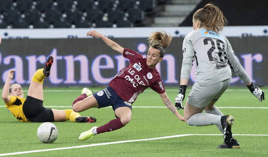 YBs Torhueterin Saskia Buerki, rechts, ist geschlagen, Servettes Mavea Muino trifft zum 1-1 im Fussball Meisterschaftsspiel der Women