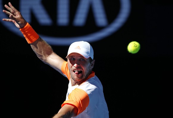 epa05740515 Mischa Zverev of Germany returns to Andy Murray of Britain during round four of the Men&#039;s Singles at the Australian Open Grand Slam tennis tournament in Melbourne, Victoria, Australia ...