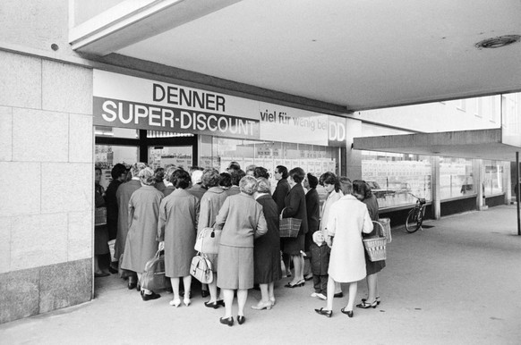 Frauen stehen Schlange vor dem ersten Denner-Superdiscountmarkt der Schweiz am Lindenplatz in Zuerich-Altstetten, aufgenommen am 24. Oktober 1967.