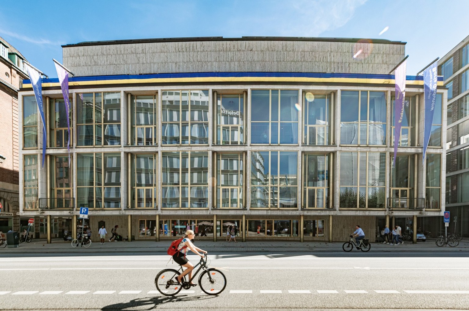 ARCHIV - 07.09.2023, Hamburg: Blick auf das Geb�ude der Hamburger Staatsoper Hamburg an der Dammtorstra�e. Hamburg soll einen Opernneubau in der Hafencity bekommen. F�r das bestehende Geb�ude muss nun ...