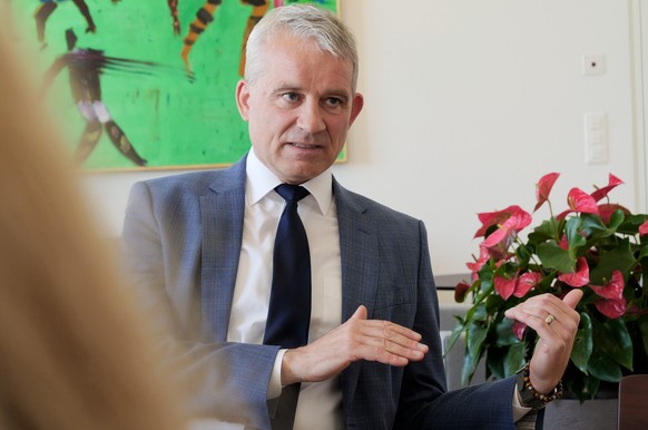 Betreibt der Bundesrat im Kampf gegen die SVP-Initiative «Keine 10-Millionen-Schweiz» Schwarzmalerei? Und nimmt er die Ängste der Bevölkerung wegen der Zuwanderung ernst genug? Dazu nimmt Bundesrat Be ...