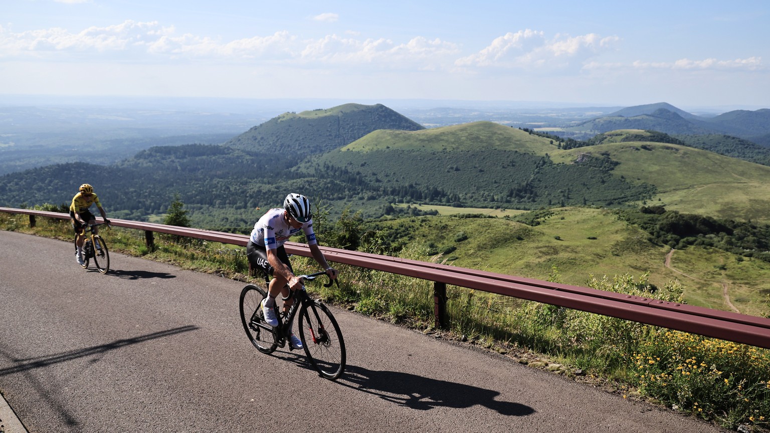 epa10736438 White Jersey best young rider Slovenian rider Tadej Pogacar (R) of team UAE Team Emirates and Yellow Jersey overall leader Danish rider Jonas Vingegaard of team Jumbo-Visma in action on th ...