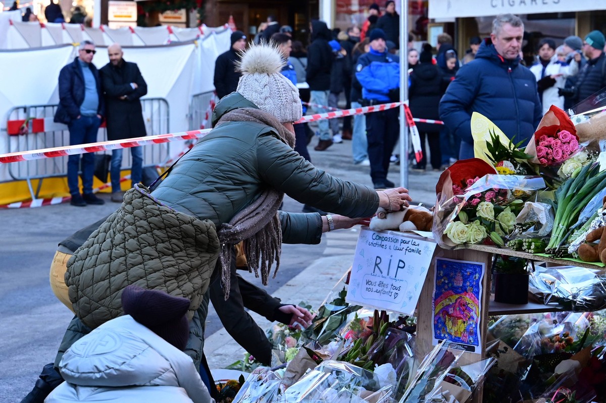 Incendie mortel dans la station de ski de Crans Montana en Suisse pendant la nuit du reveillon dans le bar Constellation Le Constel avec plus de 40 mots et 119 blessés Hommage et rassemblement devant  ...