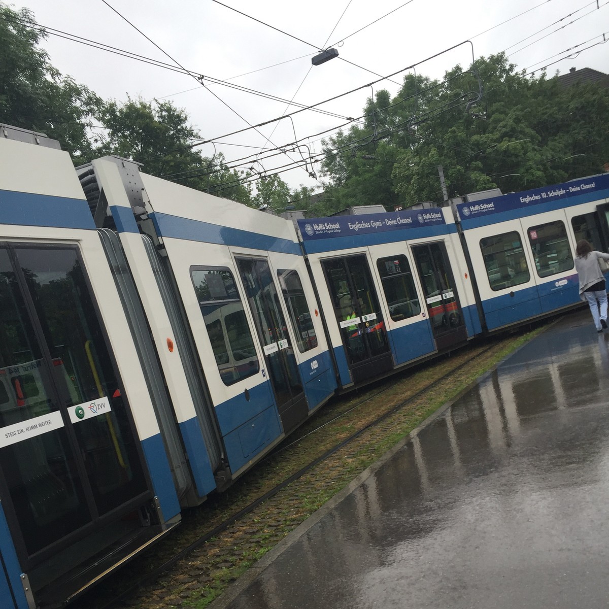 Das Tram ist offenbar aus dem Geleise gesprungen.