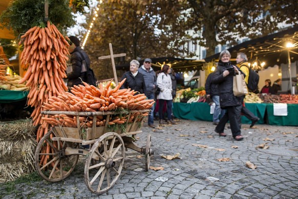 Rueebli am 35. Aarauer Rueeblimaert (Karottenmarkt) am Mittwoch, 2. November 2016, in der Altstadt von Aarau. Der Markt mit seinen huebsch gemueckten Staenden findet traditionell am ersten Mittwoch de ...