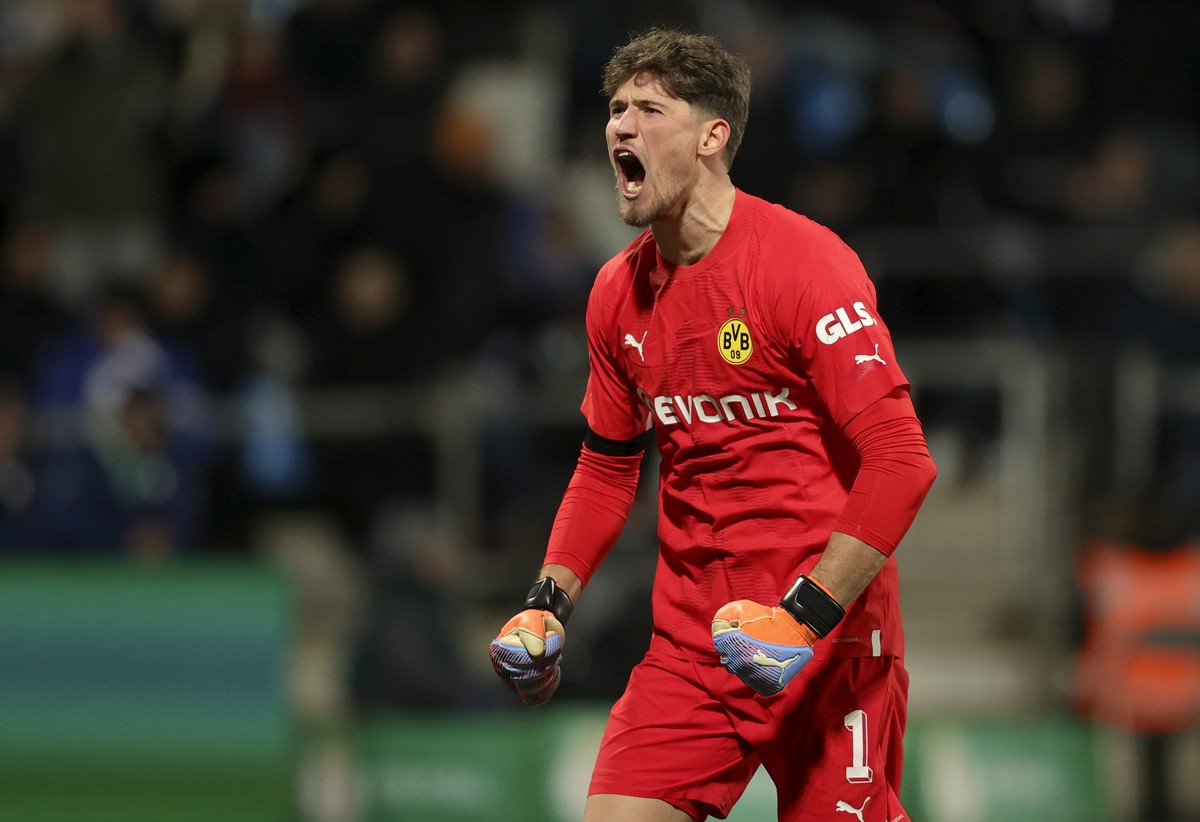 epa10455633 Dortmund's goalkeeper Gregor Kobel celebrates after his team scores the 1-0 lead during the German DFB Cup Round of 16 soccer match between VfL Bochum and Borussia Dortmund in Bochum, ...