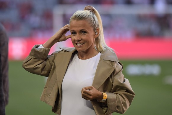10.05.2025, xemx, Fussball 1.Bundesliga, FC Bayern Muenchen - Borussia M�nchengladbach v.l. Julia Simic SKY DFL/DFB REGULATIONS PROHIBIT ANY USE OF PHOTOGRAPHS as IMAGE SEQUENCES and/or QUASI-VIDEO Mu ...