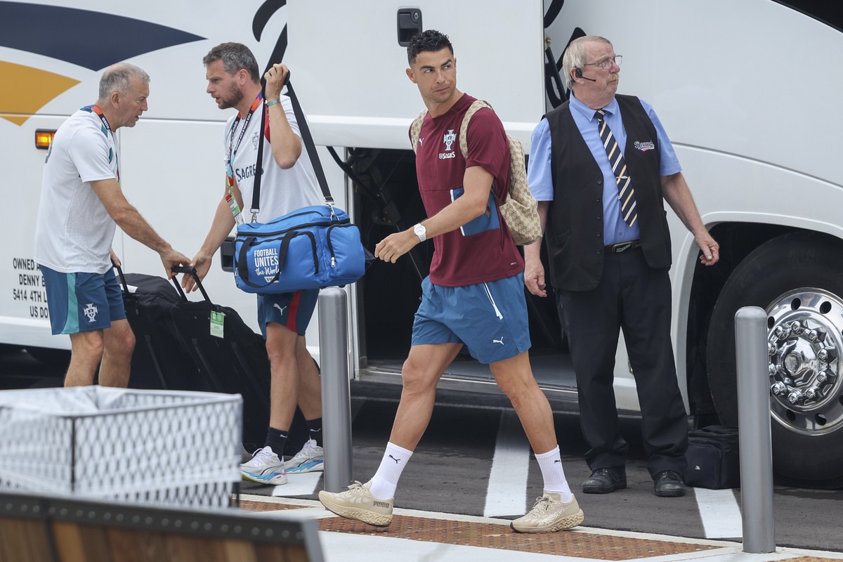 epa13085993 Portugal soccer team player Cristiano Ronaldo (2-R) arrives for the training session at the FIFA World Cup 2026 in Toronto, Canada, 4 July 2026. EPA/MIGUEL A. LOPES