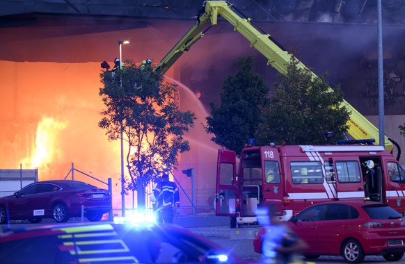 Des pompiers luttent contre les flammes lors de l'incendie d'un entrepot du centre d'assainissement et de revalorisation ECOSOR ce jeudi 30 juillet 2026 dans la zone industrielle du Mou ...