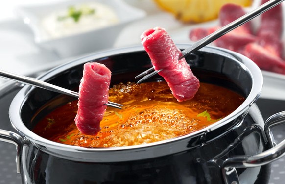 fondue chinoise fleisch bouillon hot pot weihnachten schweiz http://www.enjoystmoritz.ch/index.php/2015/12/16/weihnachtsessen-fondue-chinoise-sicher-geniessen-campylobacter-infektion-verhindern/