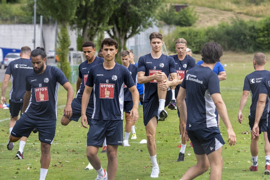 Die Spieler des FC Luzern mit Max Meyer, mitte rechts, beim Konditionstraining anlaesslich des Trainingsstarts des FC Luzern in die neue Fussball Super League Saison 2023/2024 vom Mittwoch, 21. Juni 2 ...