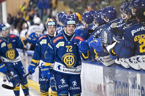 Tino Kessler (HCD) beim Abklatschen nach seinem Treffer zum 2:0, im Eishockey Spiel der National League zwischen dem HC Davos, HCD, und dem HC Lugano, HCL, am Samstag, 20. September 2025, in der zonda ...