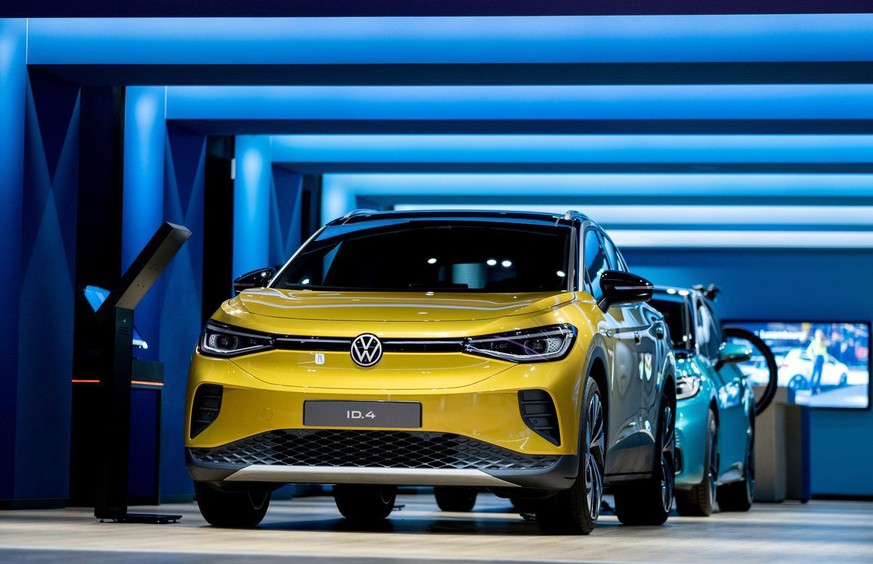 26.10.2020, Niedersachsen, Wolfsburg: Das neue Volkswagen-Elektroauto ID.4 steht bei einem Pressetermin in einem Showroom in der Autostadt. Foto: Peter Steffen/dpa +++ dpa-Bildfunk +++ (KEYSTONE/DPA/P ...