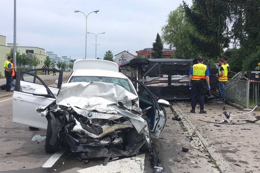 HANDOUT - Eine 66-jaehrige Frau ist am Sonntag, 20. Mai 2018 im thurgauischen Scherzingen in einer Frontalkollision ums Leben gekommen. Sie war Beifahrerin in einem Auto, dessen Lenker bereits vor dem ...