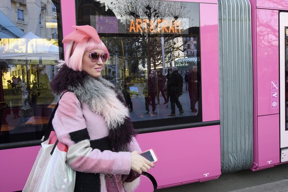 Sara passe devant l&#039;oeuvre de l&#039;’artiste suisse Pipilotti Rist, le mobile &quot;Monochrome Rose&quot;, trait d’union entre les diverses installations artistique sur la ligne 14 des TPG, ce j ...