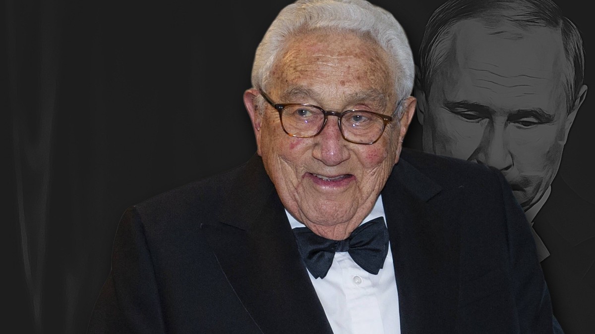 Henry Kissinger mit Vladimir Putin im Hintergrund.