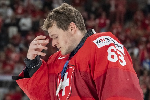 epa13007661 Switzerland's goaltender Leonardo Genoni looks disappointed after losing the 2026 IIHF Men's Ice Hockey World Championship gold medal game between Switzerland and Finland, in Zur ...