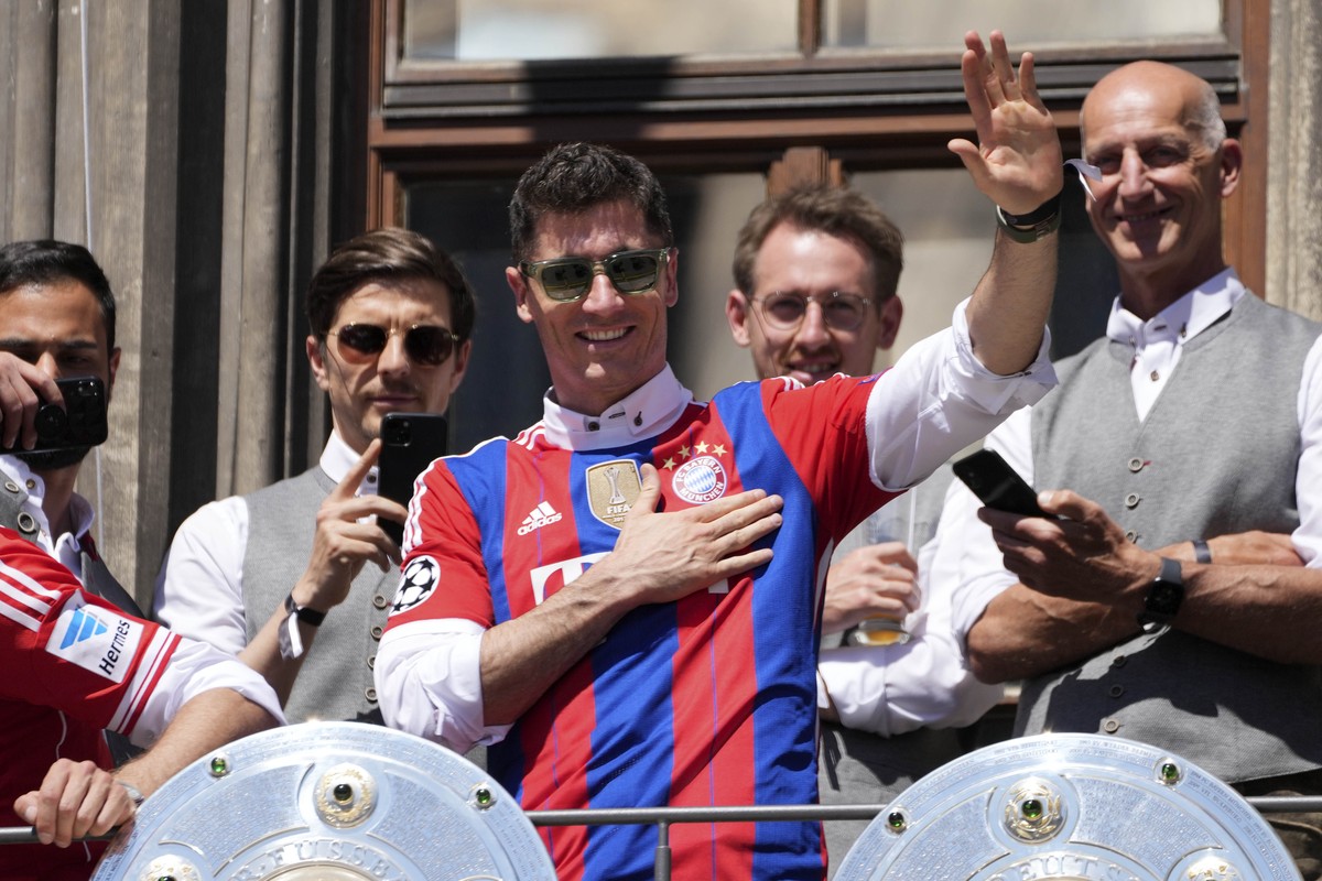 Bayern's Robert Lewandowski gestures to supporters as he stands on the balcony of the town hall at Marienplatz square celebrating the 31th Bundesliga title at the German Bundesliga in Munich, Ger ...