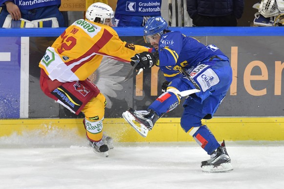 Der Langnauer Samuel Erni, links, im Spiel gegen den Davoser Andres Ambuehl, beim Eishockey Meisterschaftsspiel der National League zwischen dem HC Davos und den SCL Tigers, am Freitag, 22. Oktober 20 ...