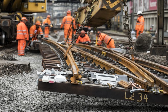 Baustellenbegehung im Bahnhof Luzern am Sonntag, 18. November 2018. Seit Ende September 2018 bis Ende Januar 2019 ersetzen die SBB Weichen im Bahnhof Luzern. (KEYSTONE/Alexandra Wey)