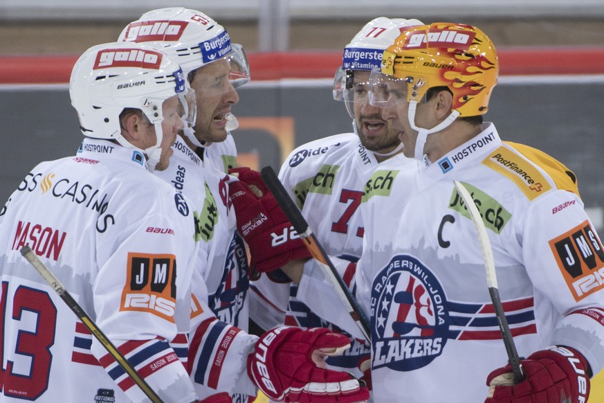 Rapperswils Steve Mason, Matthew Gilroy, Sven Berger, Topscorer Antonio Rizzello, von links, jubeln waehrend dem Meisterschaftsspiel der National League, zwischen den SCL Tigers und den SC Rapperswil- ...