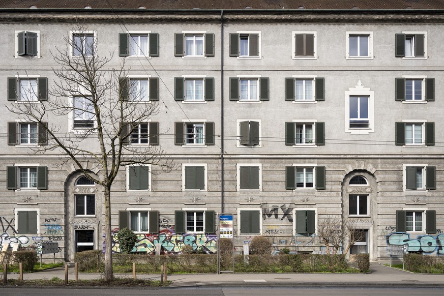 Das Wohngebaeude an der Hardstrasse, am Mittwoch, 25. Februar 2026 in Zuerich. Ueber 300 Menschen muessen aufgrund einer Totalsanierung ihre Wohnungen im Kreis 4 bis 2030 verlassen. (KEYSTONE/Andreas  ...
