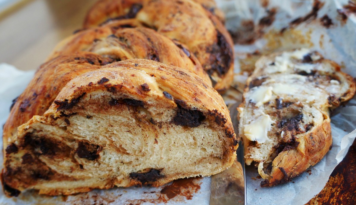 http://www.howtocookgoodfood.co.uk/2012/11/a-dark-chocolate-prune-plaited-loaf/ schokoladenbrot