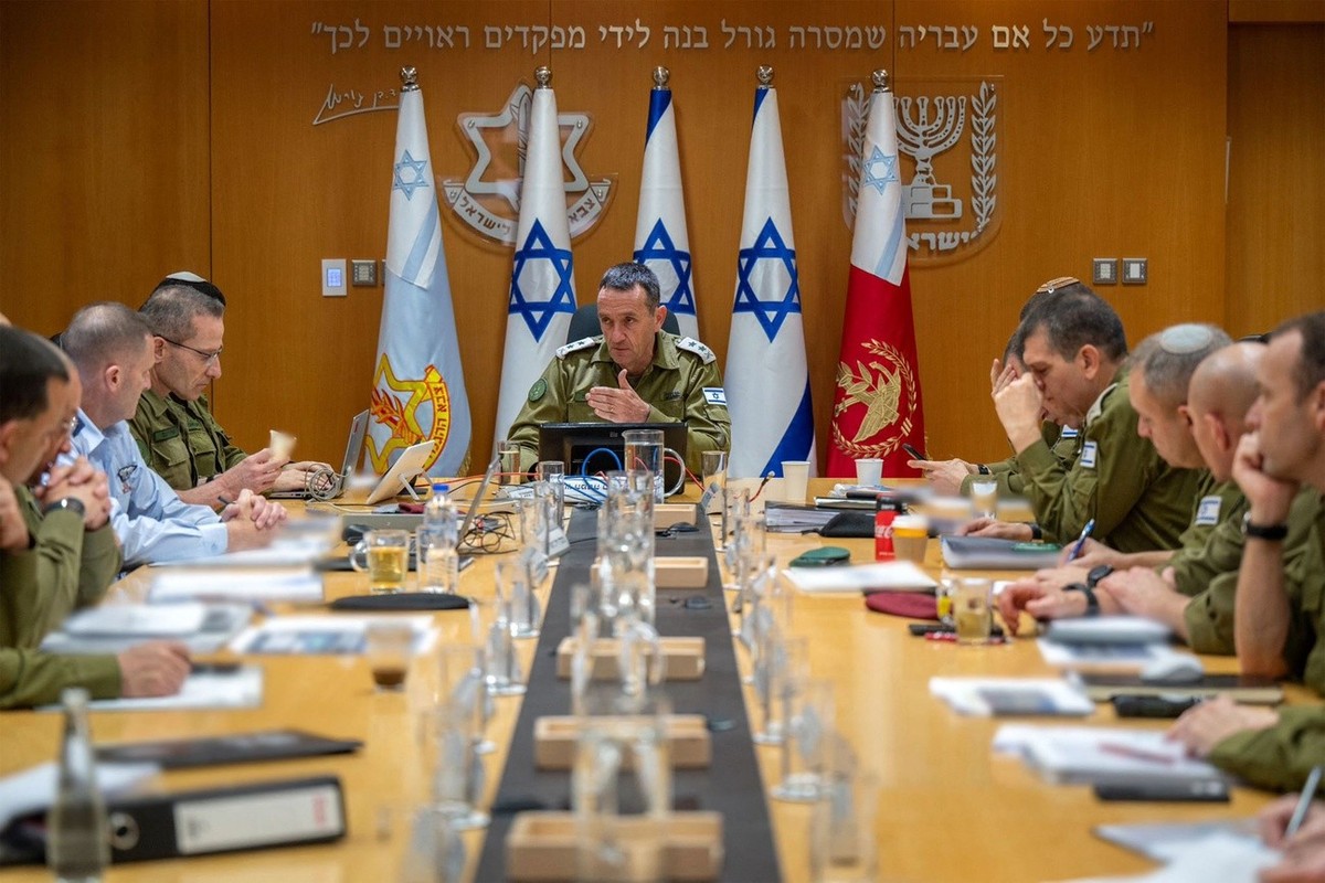 Herzi Halevi en discussion avec ses généraux.