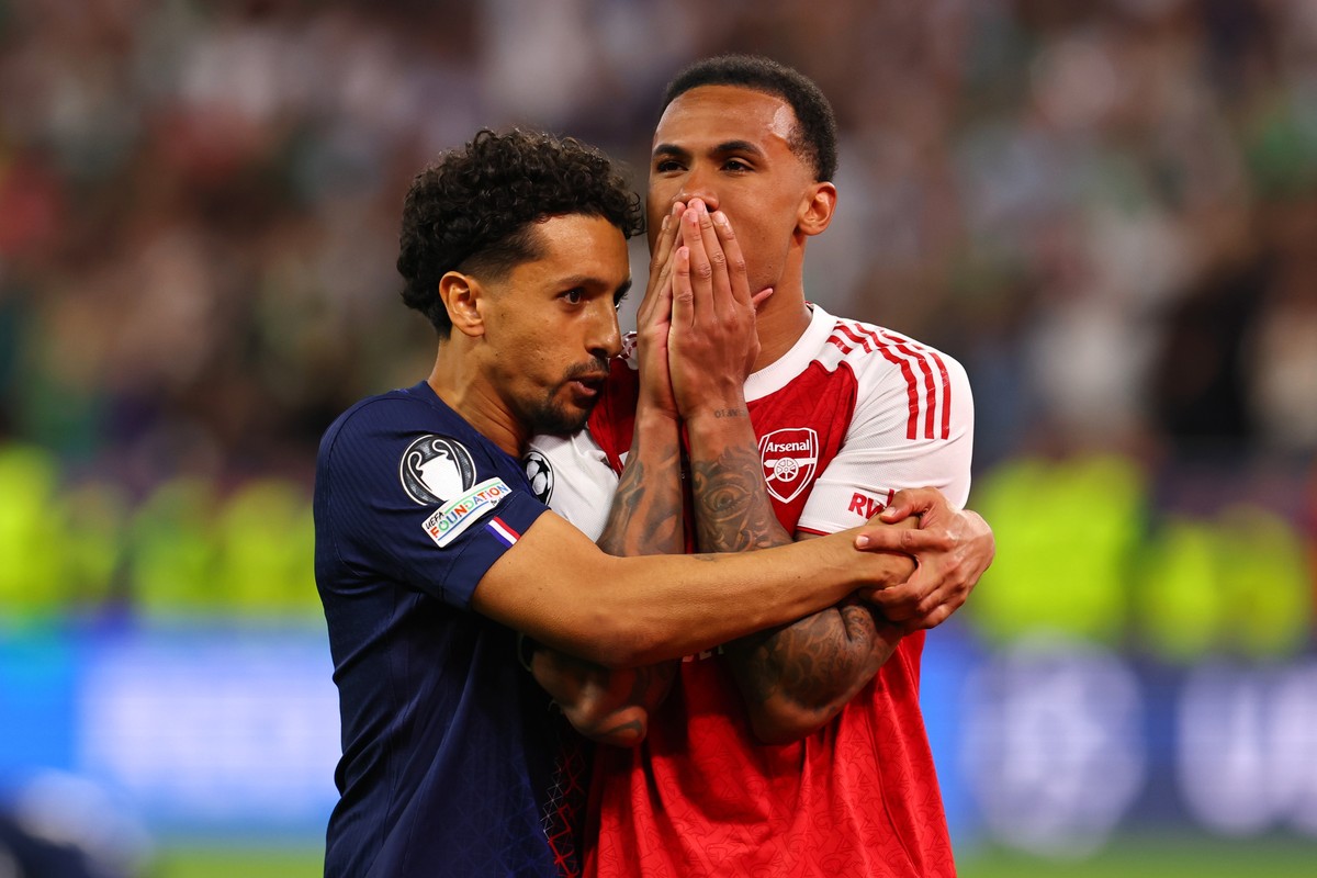 epa13005551 Marquinhos of PSG (L) comforts his countryman Gabriel Magalhaes of Arsenal after the UEFA Champions League final between Paris Saint-Germain and Arsenal in Budapest, Hungary, 30 May 2026.  ...