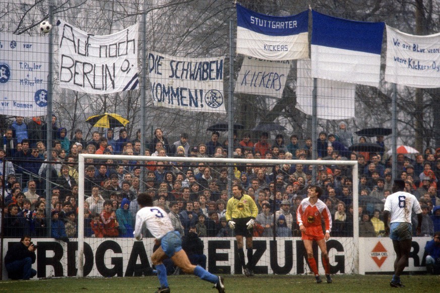 Bildnummer: 07989241 Datum: 01.04.1987 Copyright: imago/Kicker/Liedel
Torwart Rudi Kargus (Fortuna Düsseldorf, Mitte) und Anthony Baffoe (Stuttgarter Kickers, re.) - DEUTSCHSPRACHIGE SPORTZEITSCHRIFTE ...