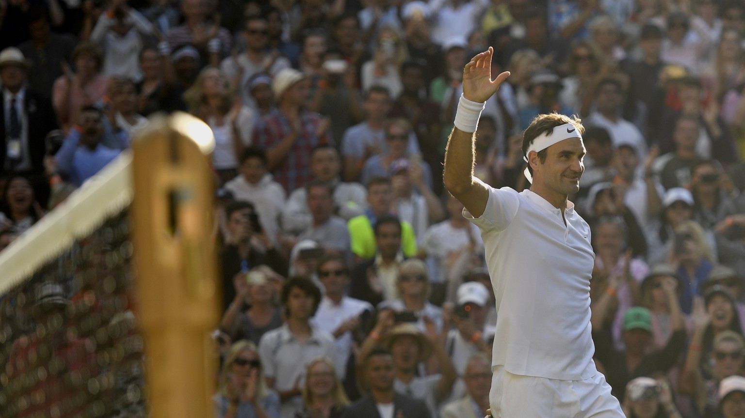 epaselect epa06083638 Roger Federer of Switzerland celebrates winning against Milos Raonic of Canada during their quarter final match for the Wimbledon Championships at the All England Lawn Tennis Clu ...