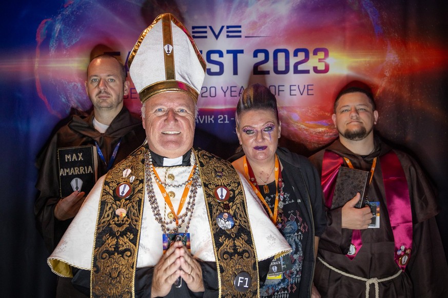Der Space Pope kommt stehts mit seiner treuen Gefolgschaft zum Termin.