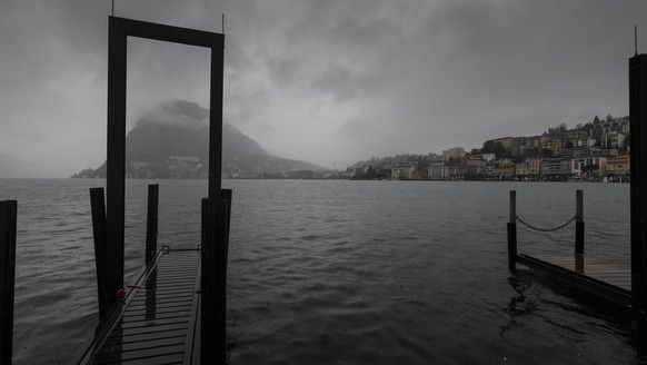 Ergiebiger Regen und truebes Wetter in Lugano mit dem San Salvatore in Wolken gehuellt, am Sonntag, 31. Maerz 2024. Aus touristischer Sicht sind die Ostertage 2024 im Tessin und weiteren Teilen der Su ...