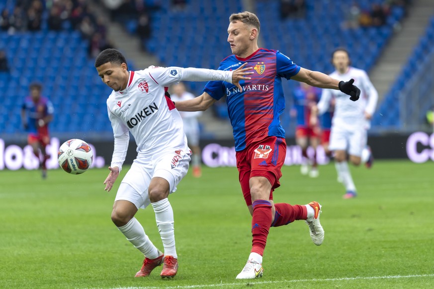 Sions Marquinhos Cipriano, links, im Kampf um den Ball gegen Basels Fedor Chalov, rechts, im Fussball Meisterschaftsspiel der Super League zwischen dem FC Basel 1893 und dem FC Sion im Stadion St. Jak ...