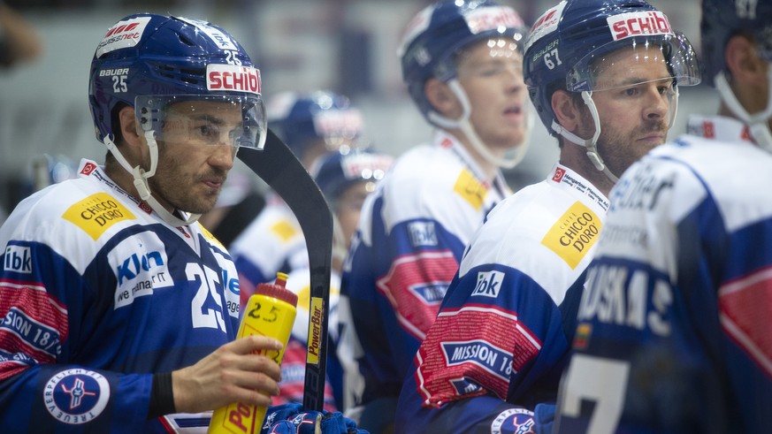 Klotens Thibaut Monnet, links, und Romano Lemm, rechts, waehrend dem Eishockey-Meisterschaftspiel der Swiss League zwischen dem EHC Kloten und dem HC Thurgau, am Samstag, 22. September 2018, in Kloten ...