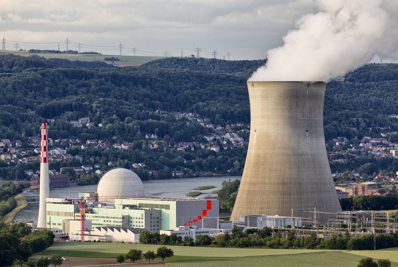 ARCHIVBILD ZUR MELDUNG, DASS DAS AKW LEIBSTADT UNTER AUFLAGEN WIEDER ANS NETZ DARF --- Das Atomkraftwerk Leibstadt, aufgenommen am Samstag, 28. Mai 2011. (KEYSTONE/Alessandro Della Bella)