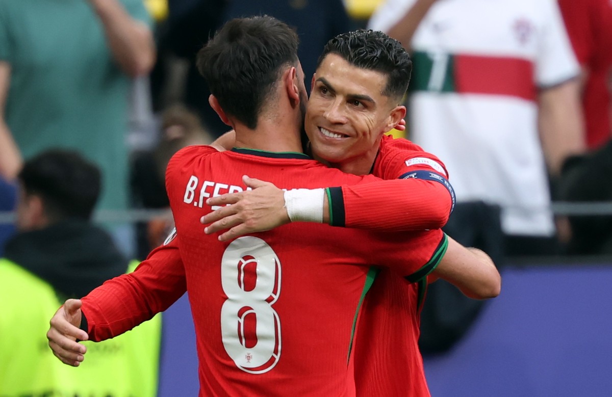 epa11430898 Bruno Fernandes of Portugal (L) celebrates scoring the 3-0 with Cristiano Ronaldo of Portugal during the UEFA EURO 2024 group F soccer match between Turkey and Portugal, in Dortmund, Germa ...